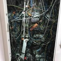 Нормуль!Все на месте. Там даже интернет кабель уместился. И провод заземления видно. И даже!Удлинитель с кнопочкой. Пятипроводная система ТN-S-C. Вот уложено не совсем аккуратно, на что электрик скажет: "А нефик туды лазИть"