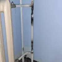 Перемычку заужают , чтобы вода лучше через батареянама шоль. А вот для чего вторая труба. Или забыли подачу/ обратку или так надо