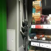 Это сливы конденсата от кондиционеров. Вероятно водяной затвор где-то в стене, вероятно его нет вообще.Так что ,канализационный бактериальный черный дрищ не дремлет