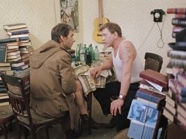 Я помню Гоша говорил "Ну зарабатываю я побольше твоей матери". Где мебель? Почему книги лежат прямо на полу, как после бомбежки? Ладно, в то время мебель была в дефиците, на стенки и мягкую мебель нужно было стоять в очереди месяцами, но книжные полки со сдвигающимися стеклами были во всех мебельных магазинах. Ну купи ты пару таких полок. Ну ладно, может он копил деньги, но он же хвастался(и его друг) Что у него золотые руки. Так почему он этими руками не сделает полки для книг?
