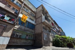 Так это ладно ещё) вы не видели как армяне себе балконы расширяют и пристраивают)