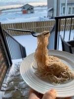 Враньё, тарелку держит без перчаток!