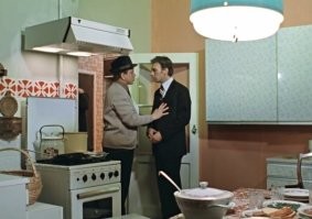 Здесь не вытяжка, а фильтр. Не такой уж и редкий девайс того времени. И, впрочем, весьма бесполезный.