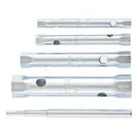 На этом гайка 11-13 мм, затянуть можно только трубчатым ключом.

А если даже большая, то этим ключом всё равно не подлезть и она затягивается либо руками (как задумано, но в реале не работает), либо специальной приспособой