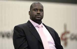 50 лет, а выглядит намного старше.
"Первая жена - Богом дана"  -  эта народная мудрость верна.
Ведь с первой женой столько новых, интересных и прекрасных событий, решений и эмоций происходит в жизни, чего точно не будет уже со второй, третьей.  
Даже, к примеру, совместная покупка, на заработанные вместе деньги, первой семейной кровати вместо старого, отданного родителями дивана, запомнится навсегда. 
10 лет совместной жизни с первой женой, из-за новизны происходящего,  кажутся, как 50 лет.
Поэтому я понимаю нахлынувшую на Шака печаль.