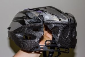 А вот в меня индуска на велосипедной дорожке въехала на тойоте. Кувыркнулся через капот и приземлился на голову: