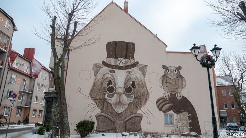 Знаете, какое то пугающее, неприятное впечатление от этих художеств. Может только водонапорная башня с бородатым волшебником ничего. Остальные во первых очень похожи и смотрятся совершенно не весёлыми даже с типо улыбками. А с кошмарными зубами, светящимися глазами вообще могут вызвать нервное растройство если видеть их частенько. И всё в одной страшненькой манере. Сколько разнообразия красок, стилей, сюжетов, а тут какой трэш в силе помоечной рухляди-страшилки.  Вот лишь малое количество графити в моём маленьком городе. Причём в основном там коты, поскольку это фишка города для привлечения туристов. Но и даже имея одну тему вы видите разнообразие. И смотрятся они позитивнее и веселее той кошмарной улыбки из поста.