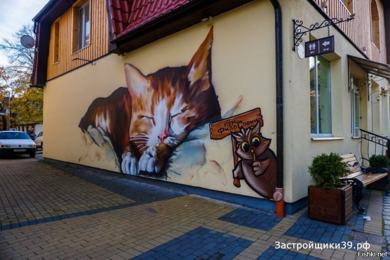 Знаете, какое то пугающее, неприятное впечатление от этих художеств. Может только водонапорная башня с бородатым волшебником ничего. Остальные во первых очень похожи и смотрятся совершенно не весёлыми даже с типо улыбками. А с кошмарными зубами, светящимися глазами вообще могут вызвать нервное растройство если видеть их частенько. И всё в одной страшненькой манере. Сколько разнообразия красок, стилей, сюжетов, а тут какой трэш в силе помоечной рухляди-страшилки.  Вот лишь малое количество графити в моём маленьком городе. Причём в основном там коты, поскольку это фишка города для привлечения туристов. Но и даже имея одну тему вы видите разнообразие. И смотрятся они позитивнее и веселее той кошмарной улыбки из поста.