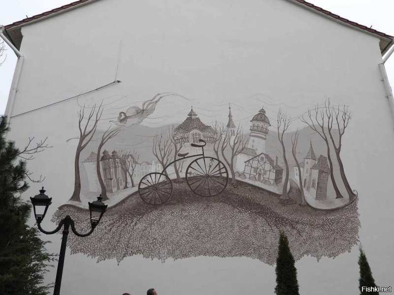 Знаете, какое то пугающее, неприятное впечатление от этих художеств. Может только водонапорная башня с бородатым волшебником ничего. Остальные во первых очень похожи и смотрятся совершенно не весёлыми даже с типо улыбками. А с кошмарными зубами, светящимися глазами вообще могут вызвать нервное растройство если видеть их частенько. И всё в одной страшненькой манере. Сколько разнообразия красок, стилей, сюжетов, а тут какой трэш в силе помоечной рухляди-страшилки.  Вот лишь малое количество графити в моём маленьком городе. Причём в основном там коты, поскольку это фишка города для привлечения туристов. Но и даже имея одну тему вы видите разнообразие. И смотрятся они позитивнее и веселее той кошмарной улыбки из поста.