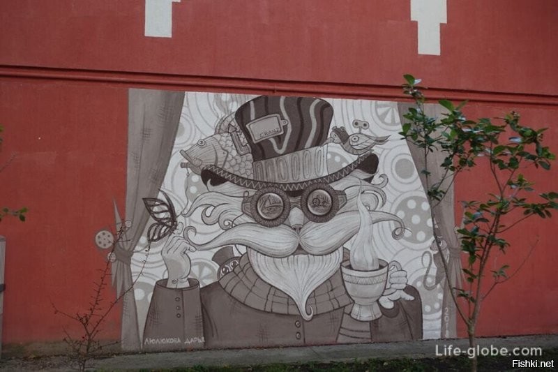 Знаете, какое то пугающее, неприятное впечатление от этих художеств. Может только водонапорная башня с бородатым волшебником ничего. Остальные во первых очень похожи и смотрятся совершенно не весёлыми даже с типо улыбками. А с кошмарными зубами, светящимися глазами вообще могут вызвать нервное растройство если видеть их частенько. И всё в одной страшненькой манере. Сколько разнообразия красок, стилей, сюжетов, а тут какой трэш в силе помоечной рухляди-страшилки.  Вот лишь малое количество графити в моём маленьком городе. Причём в основном там коты, поскольку это фишка города для привлечения туристов. Но и даже имея одну тему вы видите разнообразие. И смотрятся они позитивнее и веселее той кошмарной улыбки из поста.