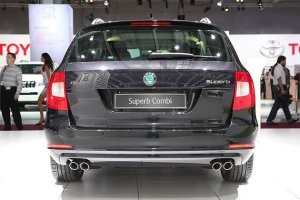 На фото Skoda Superb Combi с приклеенными шильдами от лады весты