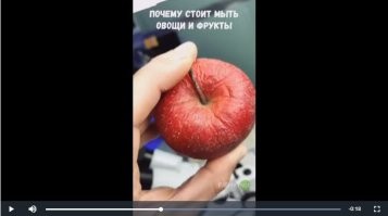 Яблоко уже сморщилось, видать давненько лежит