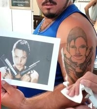 Автор тату, конечно, накосячил. Он что, не видит, что чёлка с другой стороны? В остальном норм