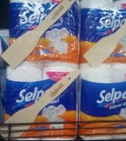 И что тут не так? Кухонная деревянная лопатка с кухонными бумажными полотенцами.