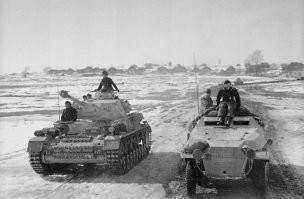 Немецкие танк Pz.Kpfw.IV Ausf.G и бронетранспортер Sd.Kfz.251/1 Ausf.С на марше в ходе контрнаступления под Харьковом. Место съемки: Харьковская область, СССР Время съемки: 19.03.1943 - минус 40 а придурки одеты по летнему.
Под Харьковом, во второй половине марта, минус сорок? 
Перед публикацией даже перечитать не удосужился?