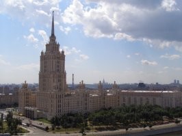 Гостиница "Украина" и Дом на Котельнической набережной немного похожи. Но перепутать их трудно.