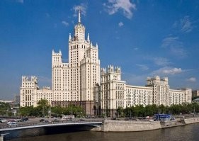 Гостиница "Украина" и Дом на Котельнической набережной немного похожи. Но перепутать их трудно.