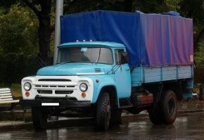 Наши конструкторы, никогда не бывавшие в деревне, пытаются сделать машину для фермеров и снова получается ненужный, выпендрёжный хлам. 
- Обязательно, бортовой кузов пикапа должен быть с опрокидывающимся механизмом. Мой дед занялся фермерством после его 50-ти лет - ему уже было тяжеловато всё вручную сгружать или лопатой с кузова ссыпать (рис. № 1). 
- Обязательно, вместо индивидуального пассажирского места должна быть "лавка" для 2-х человек-работников. На моего деда постоянно работали 2 односельчанина (на сбор картошки нанимались дополнительно).  И для разгрузки/погрузки чего-либо нужного приходилось их брать с собой в довольно долгие (в пределах дня) поездки (рис. № 2). 
- Обязательно, на борт нужен высокий, но быстросъёмный тент от дождя/солнца - ягоду, картошку, кукурузу, овощи, зелень приходилось возить и продавать на базы/рынки по всему нашему Краю - это и время, и далековато от дома (рис. № 3).