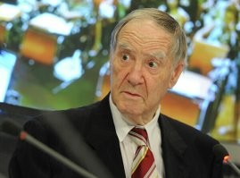 Сергей Петрович Капица:
"Группа физиков-ядерщиков из одного закрытого НИИ поехала отдыхать в Крым. Почти все доктора наук. Это были 60-ые годы. Приехали, расположились, пошли на пляж, по пути прикупив винца и портвейна.
А в то время бутылки были с такими пластмассовыми крышками, которые нужно срезать ножом.
Уже веселые, в предвкушении... и тут они поняли, что откупорить бутылку нечем, ножа ни у кого нет. Увидели невдалеке мужичка не самой благородной наружности и очень помятого вида.
- Уважаемый, у вас случайно не найдется чего-нибудь, чтобы открыть бутылки? обратились к нему сотрудники НИИ.
- Да уж откроем как-нибудь. Спички есть? отвечает мужик.
Спички были, дали. Мужик зажигает спичку, расплавляет на огне крышку, чтобы она стала мягкой и просто сворачивает её. Отдает открытую бутылку докторам наук и говорит:
- Что же вы, уважаемые? Физику надо было в школе учить!"
