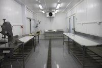 Родной, ты живешь в 19 веке, что ли? 
Мясо на колодах никто не рубит уже лет 20, на мясокомбинатах для этого есть пилы. Про песок с пола - в мясном цеху на нормальных предприятиях практически стерильно (кафельные полы, которые моются из шлангов, а работники переобуваются в чистую обувь)
 видишь, что посередине пола?