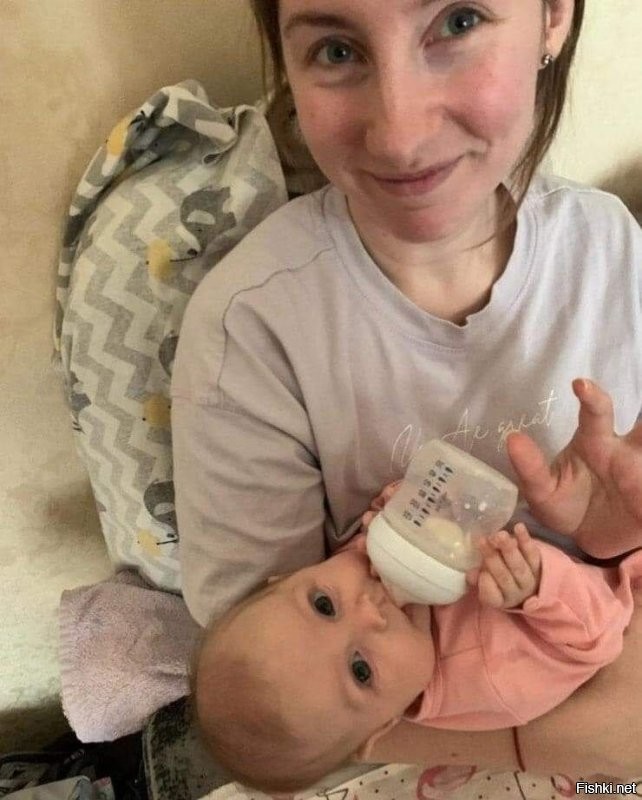Ребятам, которые сейчас заламывают руки из-за того, что в Одессе погибла молодая мать с ребёнком, что на первом фото, было совершенно плевать на Киру и Кристину Жук, которых разорвало украинской миной в Горловке. Чем отличались эти женщины и их дети? Так что ваша скорбь лицемерна и подла. Засуньте её себе в задницу.