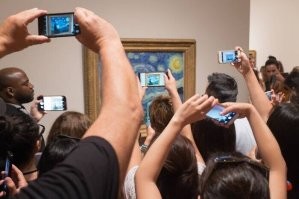 Это про дебилизм или уже идиотию?
ЗАЧЕМ? 
Удивляют люди, фоткающие мешая друг другу известные картины, экспонаты, снимающие видео артистов и певцов на концерте.
Кто то реально будет слушать любимую песню из репертуара певца со своей записи в мобильник? Или что то там рассматривать? 
Ну вот в 21 то веке? 
Ну набери в любом поисковике "Ван Гог Звездная ночь" и выбирай. А певца? Ну практически то же самое...