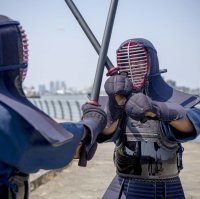 ---Японские солдаты, облаченные в костюмы в стиле самураев, на учениях---
____________________________
Это не "костюмы в стиле самураев", а классическая экипировка спортсменов, занимающихся фехтованием боккэн. Современная выглядит практически так же, хотя и изготавливается из современных материалов.