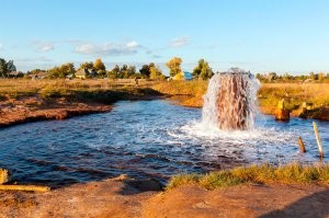В Старой Руссе тоже когда то соль добывали, только не выкапывали, а из воды выпаривали. Так чтобы повысить добычу Екатерина II повелела скважину выкопать, аж на 200 метров глубиной. Соль там уже давно не добывают, а вот скважина до сих пор фонтанирует.