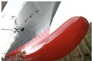 Про "режет воду как бритва".
острый форштевень был популярен до начала 20го века, на современных кораблях для понижения сопротивления используют не острый нос, а скорее наоборот, бульб