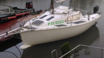 Про "режет воду как бритва".
острый форштевень был популярен до начала 20го века, на современных кораблях для понижения сопротивления используют не острый нос, а скорее наоборот, бульб