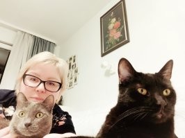 Я тут прикупила себе селфи-палку, хотела с котами нашими пофоткаться - через 15 минут все коты разбежались