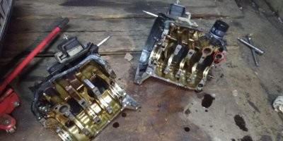 Я из-за маленькой круглой прокладки между блоками стоимостью 135 руб. Весь EJ204 перебрал. На картинке кружком выделил.