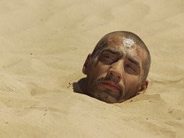 Экскаваторщик заметил между камней непонятный объект и откопал его