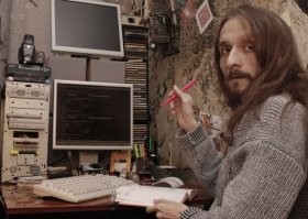 Вот, господа, как выглядит, вернее выглядел, настоящий хакер. Крис Касперски. Один из Высочайших.