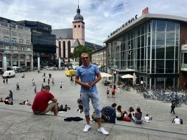 Сам не знаю , просто лень было маски одевать да и на воздухе комфортней , поезд на Бельгию пропарил вот и сидел ждал . Вспомнил почему не зашел , я пивас глушил :)
