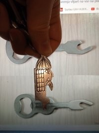 У меня такой лет 25 на ключах болтается.