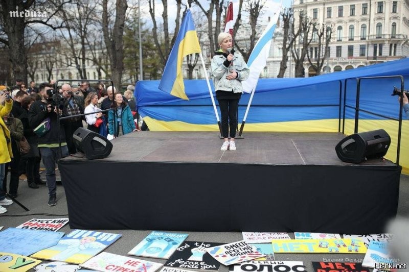Вот ваша чурбан лохматова, под власовским флагом в латвии вещает.
Бело-сине-белая тряпка новой РОА - "Свободная Россия".