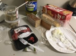 И что здесь такого ? ну фарш называется американо и он слегка сильней протертый , обычное явление , я иногда тоже покупаю и мажу на хлеб с маслом , вкус отличный правда один раз сальмонеллу заработал и просрал 4 дня а так нормуль :) Еще скажите что вы сырое мясо не ели для шашлыка ? которое пару дней мариновалось