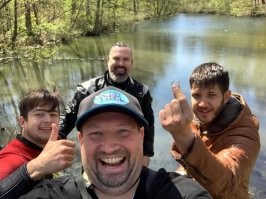 У меня кенты на прошлой неделе нашли кольцо отца , он его потерял 19 лет назад но и кентам всем за 50 иногда и за 70 , поплавали с мд и маской , отец показал примерно то место где потерял это кольцо , с годами река стала не 5 метров глубина а 3 , так что легко нашли .