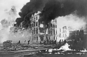 Для сравнения: Сталинград, та же война, тоже взгляд через объектив.