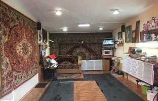 Вообще то это гараж! И явно не холостяка, а как раз женатого, что бы кайфануть без жены с друганами и пивасом =)