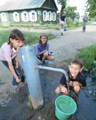 Это двухтысячные. Бутылок 5ти литровых не было в 90х...