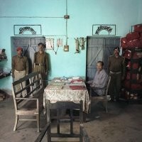 Это суд или полиция, на заднем плане на стене верёвки, на которых вешают провинившихся