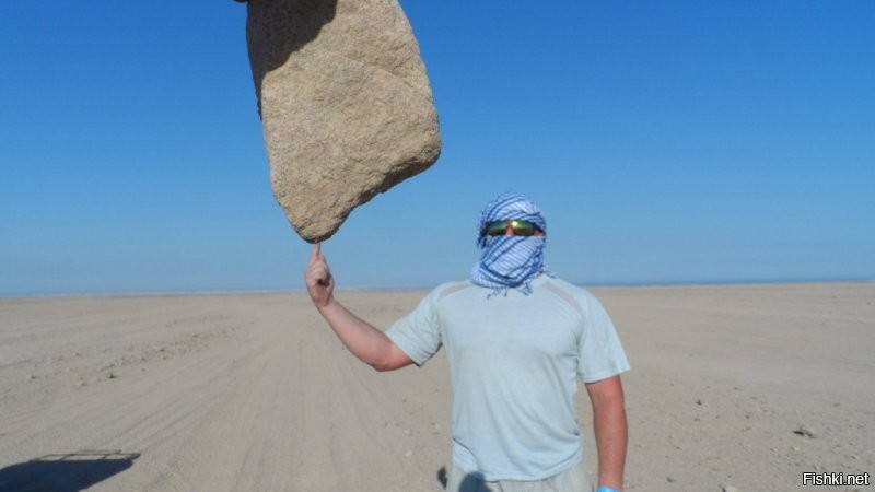 Это не фотошоп, а стандартная фотка в Египте на экскурсии в пустыню с камешком в пальцах фотографа
У меня тоже такая есть