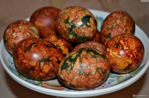 Всех с прошедшей Пасхой! Смачиваем скорлупу, обсыпаем кусочками луковой шелухи, оборачиваем марлей, в воду добавляем зелёнку и варим яйца до готовности.