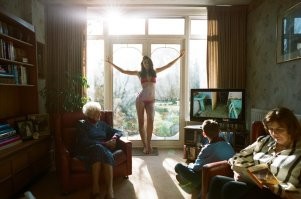 очевидно что ты дол...ёб, только такие пишут "фотошоп" на любую нетипичную фото. погугли - Тейлор Хилл в летнем «V Magazine», май, 2016 год, идиотушко