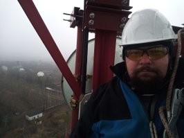 "чувак, ты не знаком с высотниками)) "

Чувак, ты не знаком со мной. 
Я промальпом со второй половины 90-х занимаюсь. 

А тот самый "обед", это постановка. Акробатов набрали. 

Нормальный высотник, это не адреналиновый наркоман. 
Просто у него работа на высоте. 
Он не будет лишней раз рисковать. 

Поэтому страховка, страховка и ещё раз страховка!