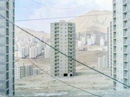 Что тут заносит пустыней? На заднем плане слева вполне себе заселенные дома (стоит много машин) на переднем плане тупо незаселенные новостройки (за проводами строительная техника видна).