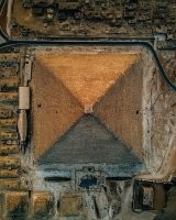 Как обычно: мешанина нормальных фактов с бредом, приправленная, на сей раз, совершенно отвратительным машинным переводом.

1) "На самом деле кошка виляет хвостом в том случае, когда не может сделать выбор"

- кошки виляют хвостом по очень многим причинам. От страха, в приступе агрессии, охотничьего азарта...

2) "Исходя из геометрии, пирамида имеет 4 грани, но Пирамида Хеопса на то и Великая, что отличается, имея 8 граней"

- Давно тиражируемый, но, скорей всего, фейк:

Посмотрите на фото пирамиды в интернете под любым ракурсом: нигде не видны эти грани. 

Дополнительные "грани" видны только на фото отвратительного качества у всяких альтернативщиков и поклонников теорий заговора.

3) "Если вы боитесь, что-то не доготовить и подать сырым, знайте, в этот список не входит только один продукт. И это грибы."
 - и здравствуй, машинный перевод.

4) "Не пить, но быть всегда «под шофе»? Это возможно для людей с так называемым «синдромом автопивоварни». При этой болезни организм преобразует углеводы в этанол"

- организм сам по себе много чего преобразует.
Но - этанол в нормальных количествах образуется не в нашем конкретном организме. Его нам предоставляют грибы и бактерии-симбионты, живущие в нашем кишечнике. 
И да: некоторые дрожжи и бактерии, которые перерабатывают углеводы в этанол, способны поселиться в нашем кишечнике и производить спирт в таких количествах, что человек всё время будет в состоянии алкогольного опьянения ( и ничего приятного в этом нет). А лечится всё это достаточно легко: антибиотиками.

5) "Самки орангутангов поступают более мудро, чем многие люди. Когда их дети вырастают, самки перестают делиться с ними едой, разумно считая, что повзрослевшие орангутанги уже могут прокормить себя сами"
- вол-первых, орангутанов, а не орангутанГов. А,во-вторых: это у всех животных, которые кормят своих детей, так происходит, ничего удивительного и "интересного".

6) "Вороны и их собратья осознают мыслительный процесс и даже могут обдумывать ход мыслей"
- чего? Думаю, опять машинный перевод.