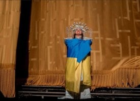 А вот и первый выход там на сцену украинской певички ртом Людмилой Монастырской
Как всегда Ссано-Голубом